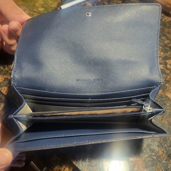 Michael Kors Womens Classic in Navy and White. - Picture 3 of 3